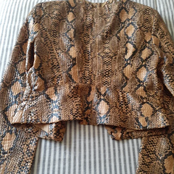 NWOT Wow Couture Snake Print cropped Jacket - Picture 3 of 6
